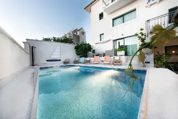 Villa with Private Pool for 10 Guests in Povlja