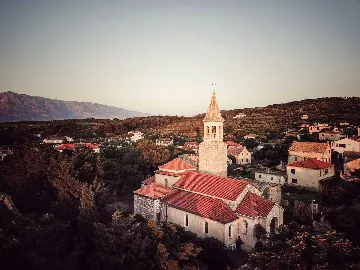 Villa with Private Pool for 10 Guests in Povlja