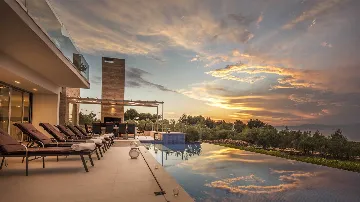 4-Bedroom Villa with Heated Infinity Pool in Splitska