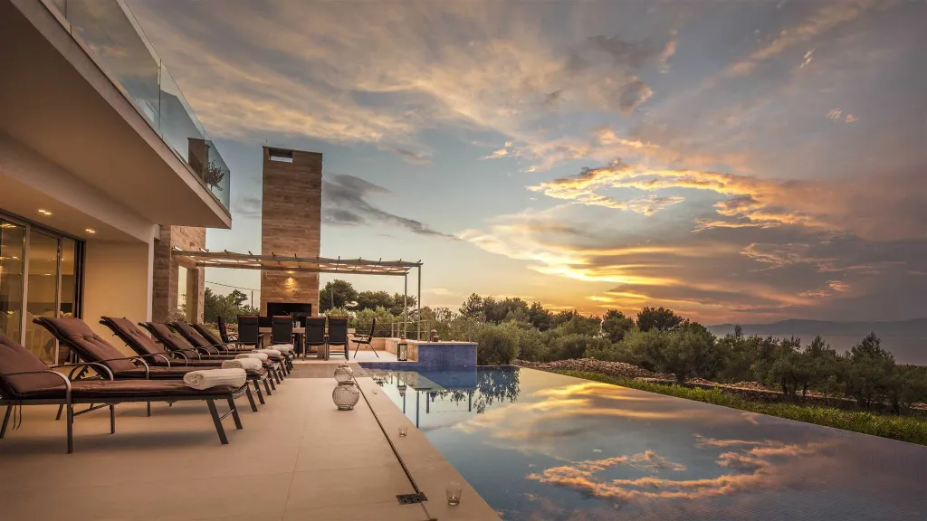 4-Bedroom Villa with Heated Infinity Pool in Splitska