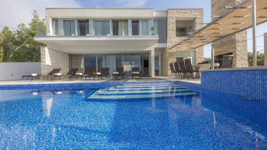 4-Bedroom Villa with Heated Infinity Pool in Splitska