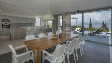 4-Bedroom Villa with Heated Infinity Pool in Splitska