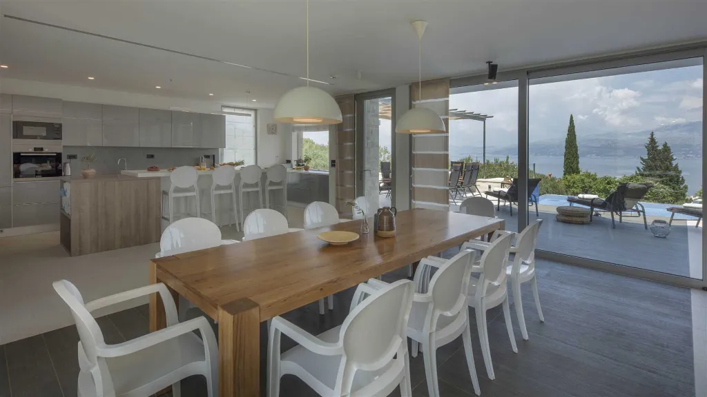 4-Bedroom Villa with Heated Infinity Pool in Splitska