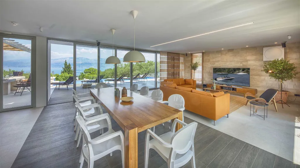 4-Bedroom Villa with Heated Infinity Pool in Splitska