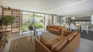 4-Bedroom Villa with Heated Infinity Pool in Splitska