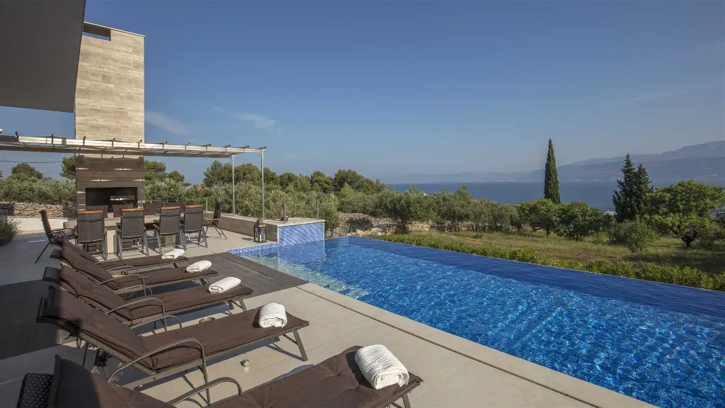 4-Bedroom Villa with Heated Infinity Pool in Splitska