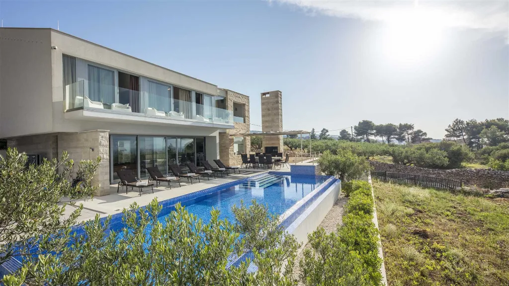 4-Bedroom Villa with Heated Infinity Pool in Splitska