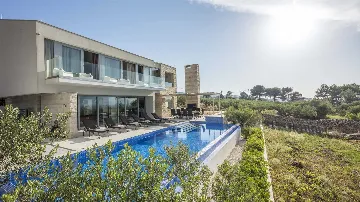 4-Bedroom Villa with Heated Infinity Pool in Splitska