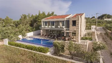 4-Bedroom Villa with Heated Infinity Pool in Splitska
