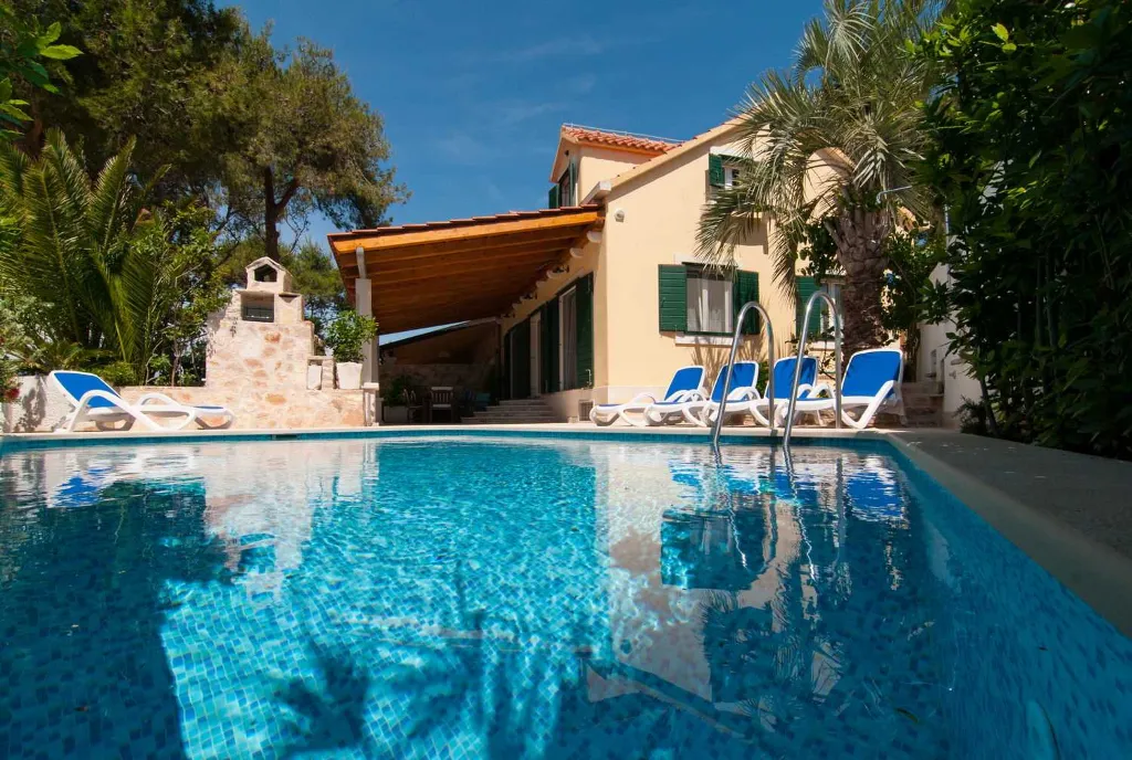 Mirca, Brač Villa with 3 Bedrooms and Private Pool
