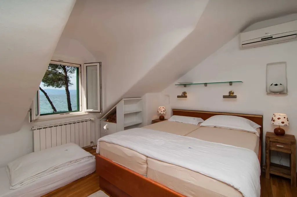 Mirca, Brač Villa with 3 Bedrooms and Private Pool