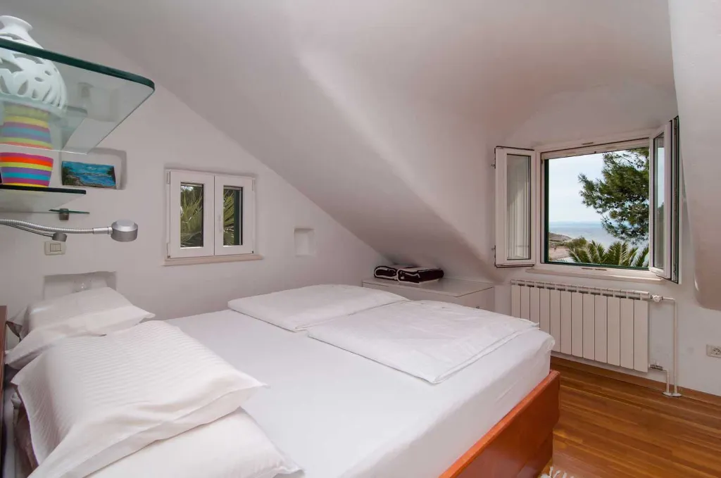 Mirca, Brač Villa with 3 Bedrooms and Private Pool