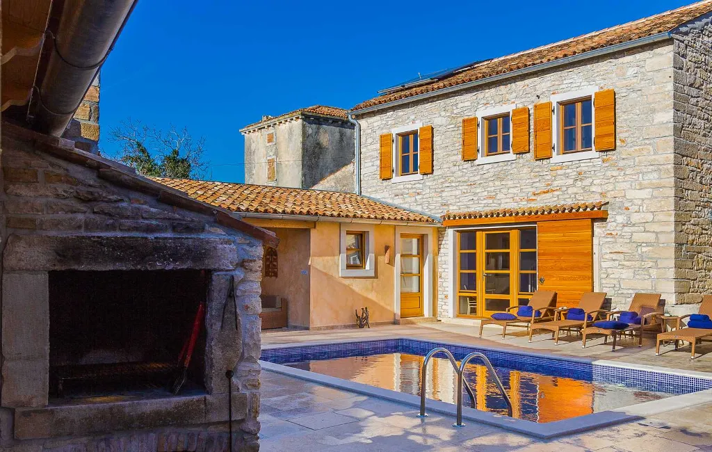 6-Bedroom Stone Villa in Šišan for 10 Guests