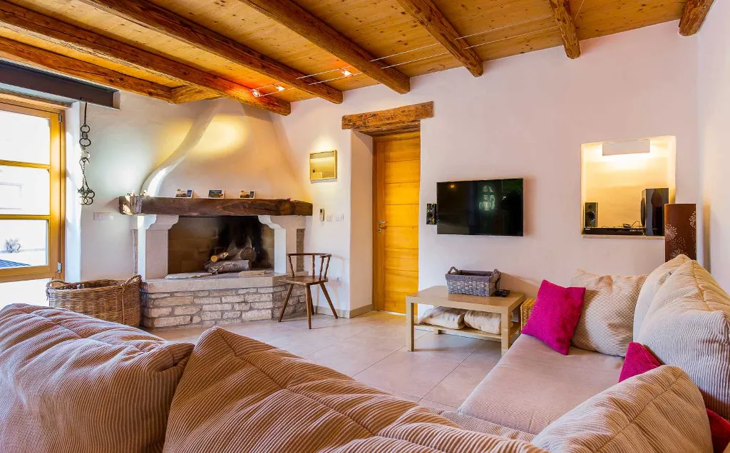 6-Bedroom Stone Villa in Šišan for 10 Guests