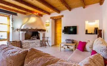 6-Bedroom Stone Villa in Šišan for 10 Guests