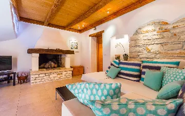 6-Bedroom Stone Villa in Šišan for 10 Guests