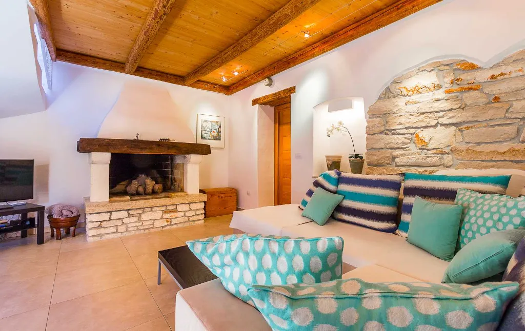 6-Bedroom Stone Villa in Šišan for 10 Guests