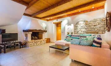 6-Bedroom Stone Villa in Šišan for 10 Guests