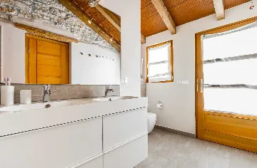 6-Bedroom Stone Villa in Šišan for 10 Guests