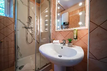 4-Bedroom Villa with Private Heated Pool in Čilipi