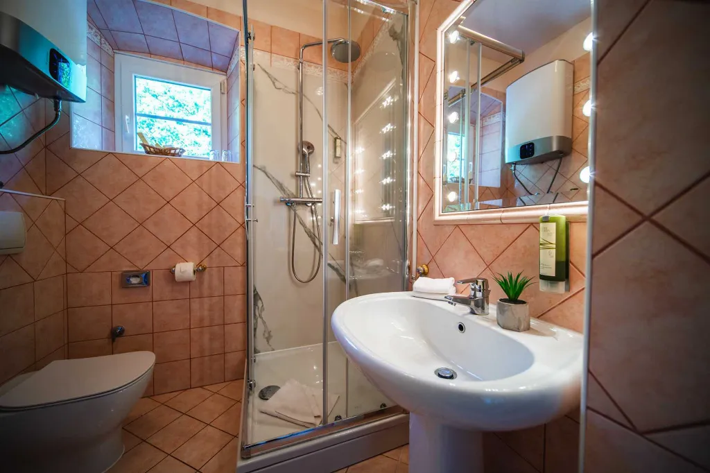 4-Bedroom Villa with Private Heated Pool in Čilipi