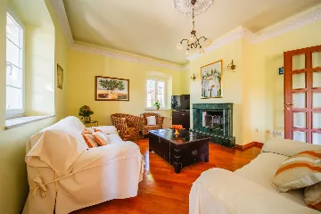 4-Bedroom Villa with Private Heated Pool in Čilipi