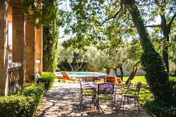 4-Bedroom Villa with Private Heated Pool in Čilipi