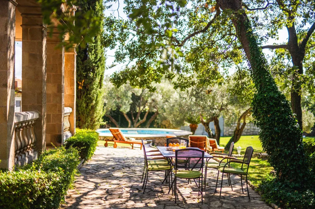 4-Bedroom Villa with Private Heated Pool in Čilipi