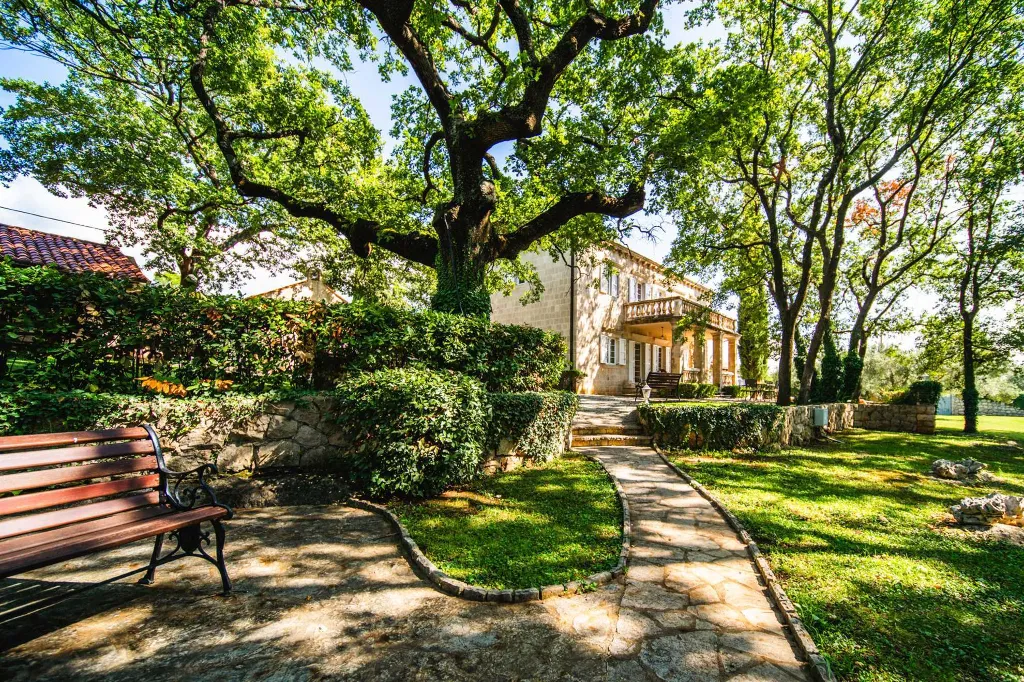 4-Bedroom Villa with Private Heated Pool in Čilipi