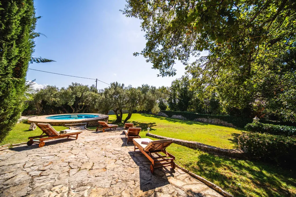 4-Bedroom Villa with Private Heated Pool in Čilipi