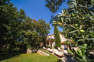 4-Bedroom Villa with Private Heated Pool in Čilipi