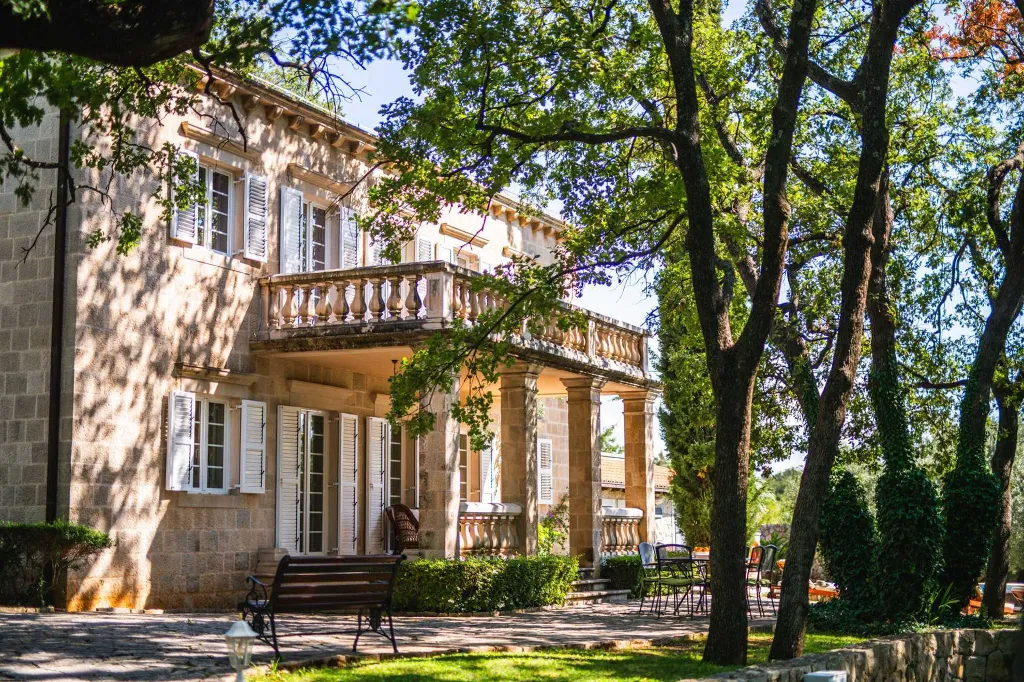 4-Bedroom Villa with Private Heated Pool in Čilipi