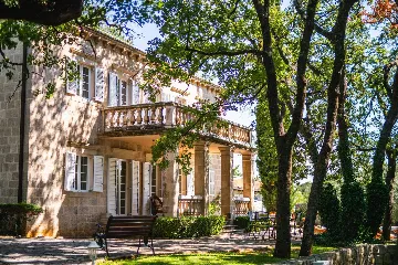 4-Bedroom Villa with Private Heated Pool in Čilipi