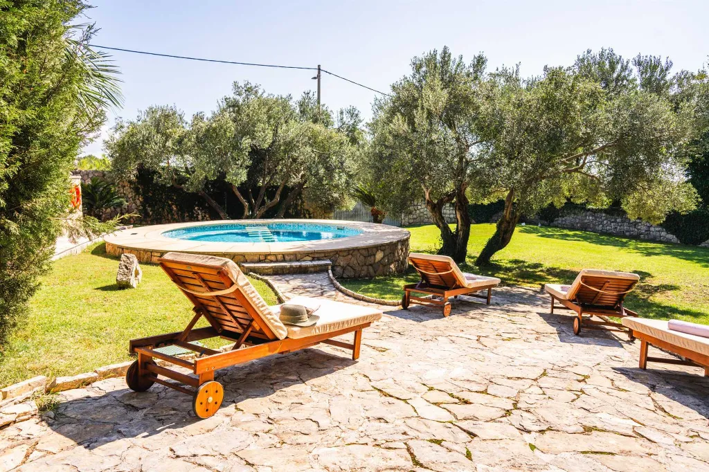 4-Bedroom Villa with Private Heated Pool in Čilipi