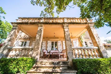 4-Bedroom Villa with Private Heated Pool in Čilipi