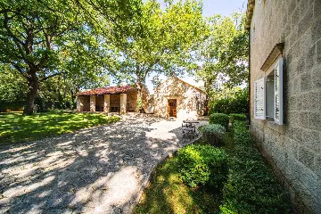 4-Bedroom Villa with Private Heated Pool in Čilipi