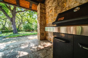 4-Bedroom Villa with Private Heated Pool in Čilipi