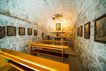 4-Bedroom Villa with Private Heated Pool in Čilipi