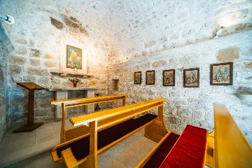 4-Bedroom Villa with Private Heated Pool in Čilipi