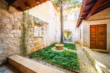 4-Bedroom Villa with Private Heated Pool in Čilipi