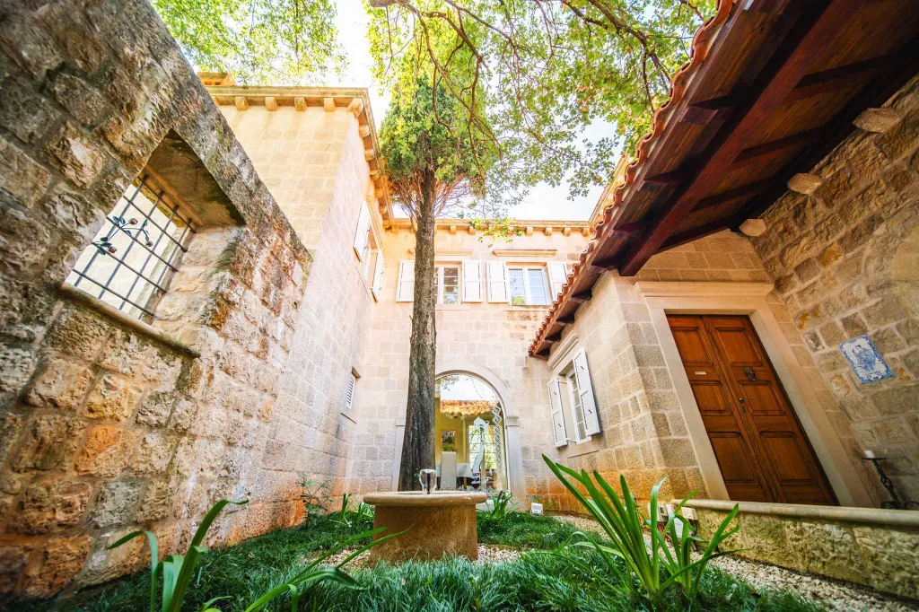 4-Bedroom Villa with Private Heated Pool in Čilipi