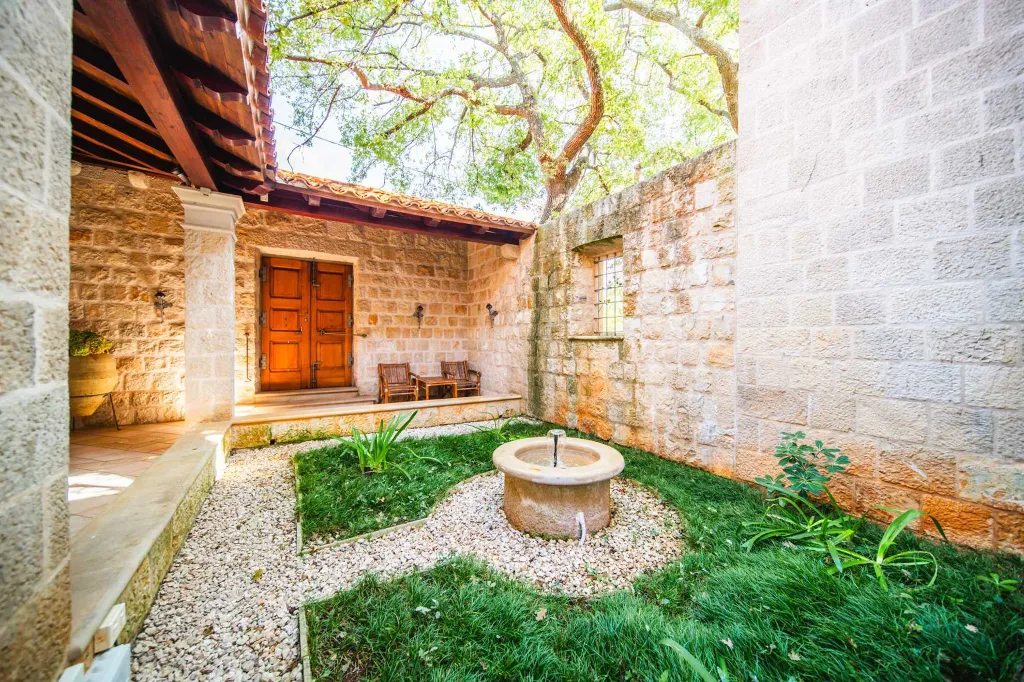 4-Bedroom Villa with Private Heated Pool in Čilipi