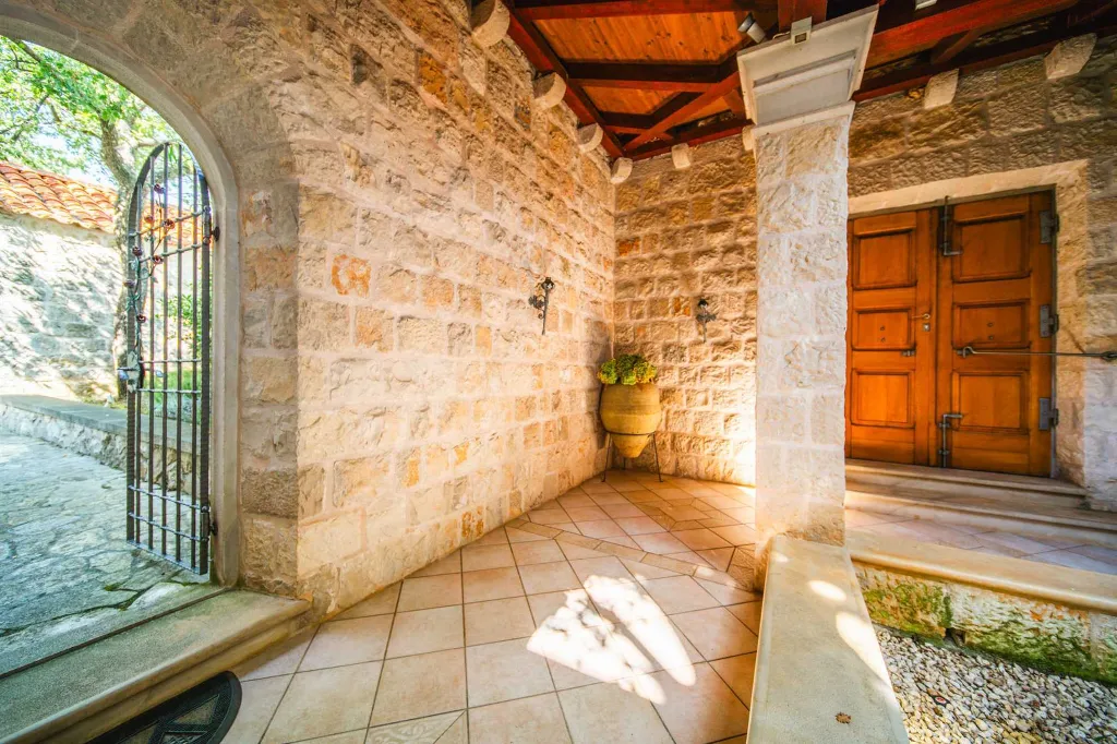 4-Bedroom Villa with Private Heated Pool in Čilipi