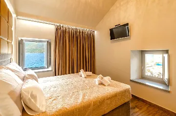 Seafront Villa with Private Pool, Sleeps 8 in Korčula