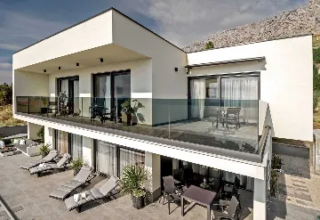 Stanići Villa for 8+2 Guests with Pool & Jacuzzi