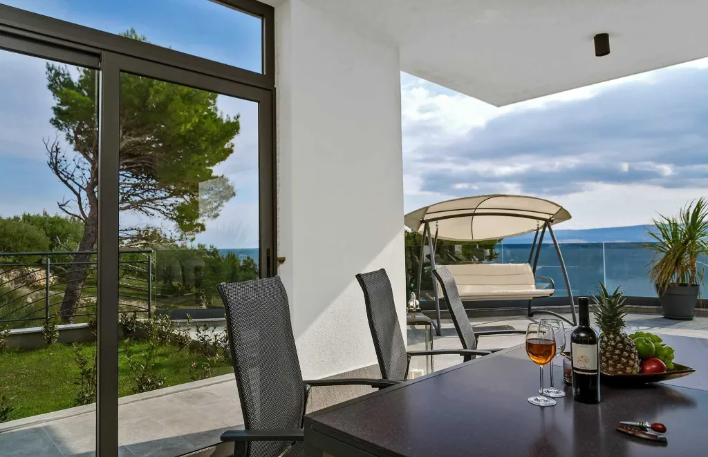 Stanići Villa for 8+2 Guests with Pool & Jacuzzi