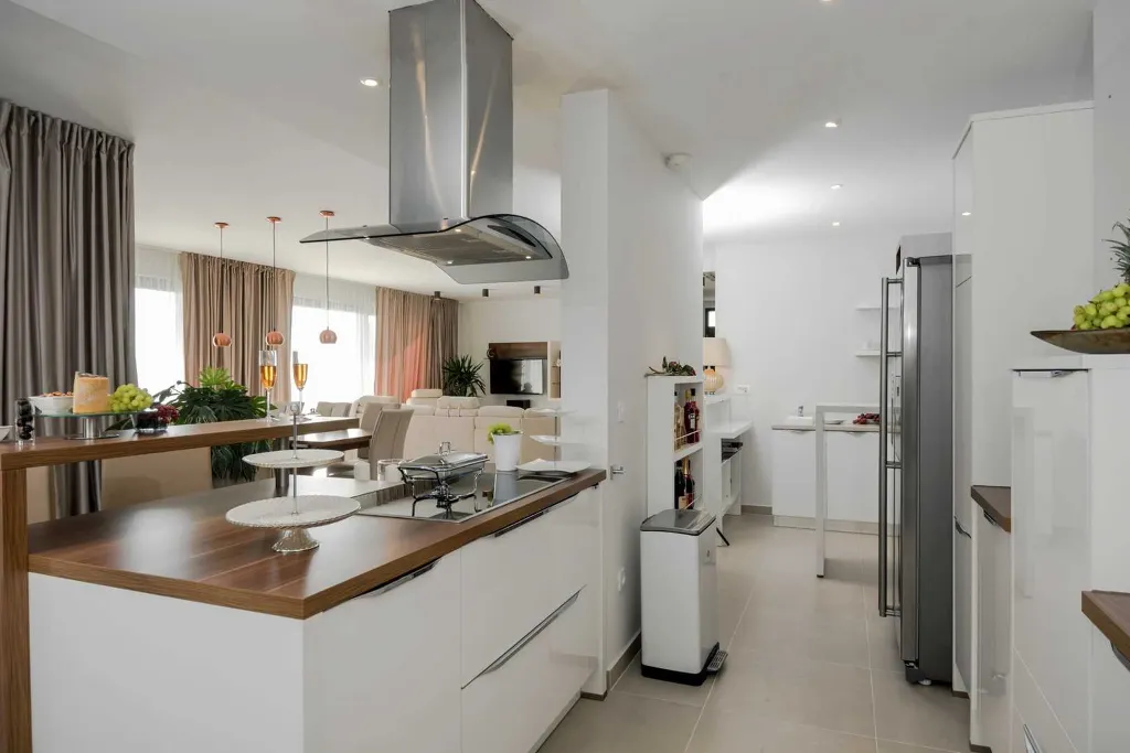 Stanići Villa for 8+2 Guests with Pool & Jacuzzi