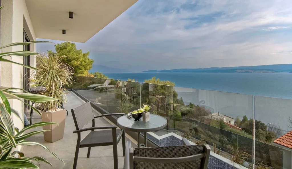 Stanići Villa for 8+2 Guests with Pool & Jacuzzi