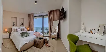 Stanići Villa for 8+2 Guests with Pool & Jacuzzi