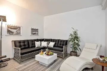 Stanići Villa for 8+2 Guests with Pool & Jacuzzi